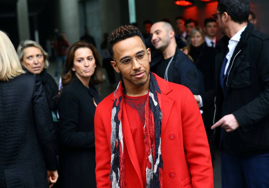 Lewis Hamilton instancabile: dopo aver presentato la nuova Mercedes per il Mondiale di Formula 1 il pilota inglese  stato ospite di Armani a Milano in occasione della settimana della moda. Reuters